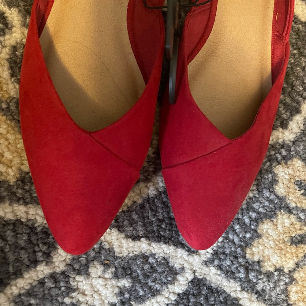 Red Flats! Pointy toe. Stylish and classy. Women’s 8.5